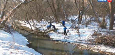 Специалисты аварийно-спасательной службы Ельца ведут работы по очистке русла Ельчика