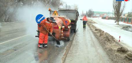 Экстренный ремонт в непростых условиях: несмотря на погоду, дорожники начали устранять проблемы на наиболее загруженных участках дорог