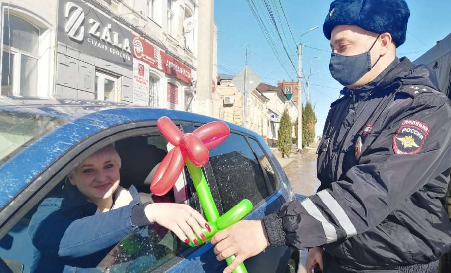 Сотрудники ГИБДД Ельца поздравили автолюбительниц с наступающим праздником