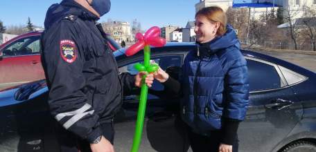 Сотрудники ГИБДД Ельца поздравили автолюбительниц с наступающим праздником