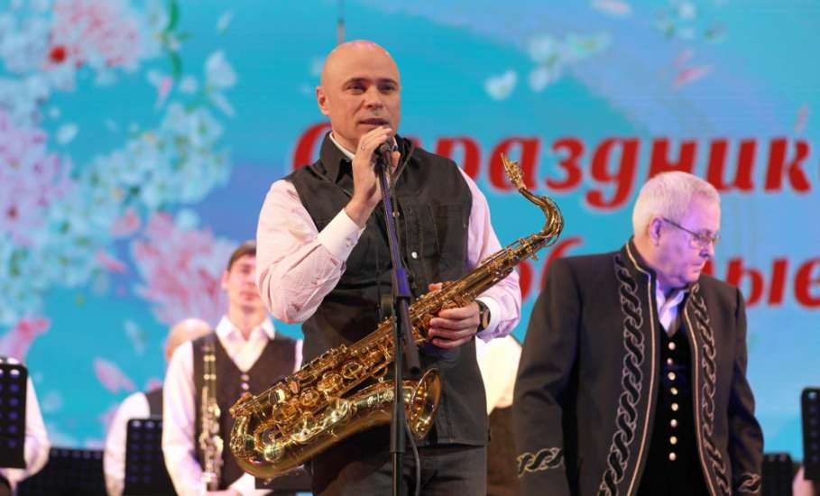 Игорь Артамонов поздравил женщин с наступающим 8 марта творческим номером