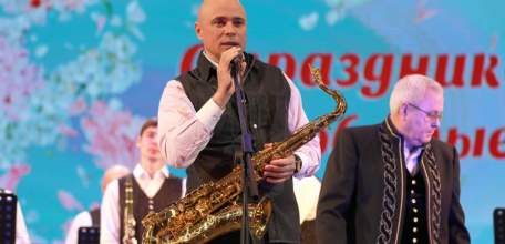 Игорь Артамонов поздравил женщин с наступающим 8 марта творческим номером