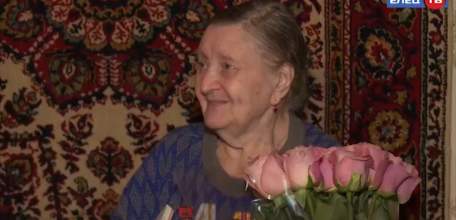 Молодогвардейцы Ельца поздравили женщин-ветеранов с наступающим праздником