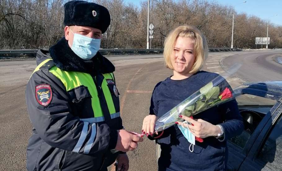 Сотрудники ГИБДД Елецкого района поздравили женщин-водителей с наступающим праздником