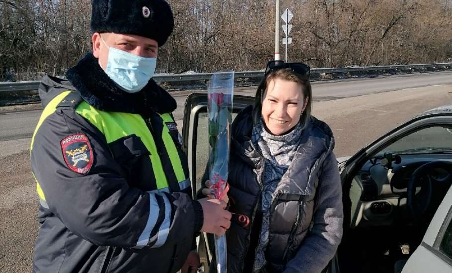 Сотрудники ГИБДД Елецкого района поздравили женщин-водителей с наступающим праздником