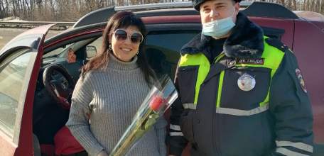 Сотрудники ГИБДД Елецкого района поздравили женщин-водителей с наступающим праздником