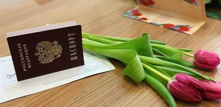 Сотрудники РЭО ГИБДД и отделения по вопросам миграции Ельцу в преддверии 8 Марта поздравили ельчанок, пришедших на приём