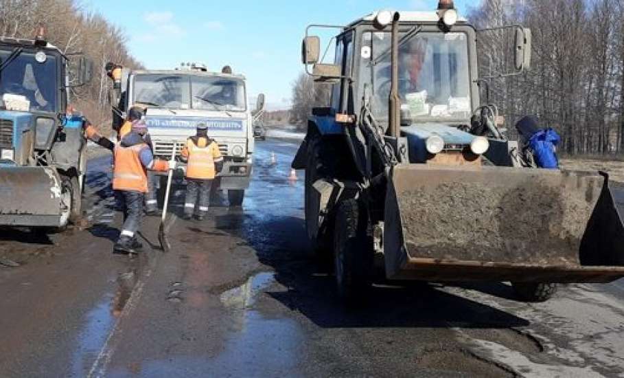 Аварийный ремонт на региональных дорогах в Липецкой области ежедневно ведут 17 бригад