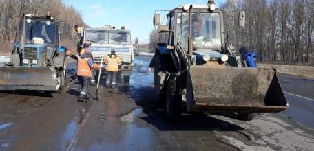 Аварийный ремонт на региональных дорогах в Липецкой области ежедневно ведут 17 бригад