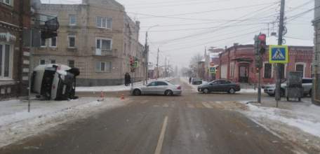 В Ельце скорая перевернулась и снесла светофор. Пострадали трое