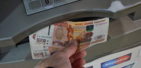 Ельчанка лишилась 10 тысяч рублей, не дождавшись выдачи наличных из банкомата