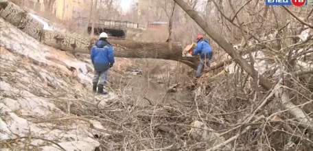 Сотрудники аварийно-спасательной службы расчищают речку Лучок на территории Петровского парка