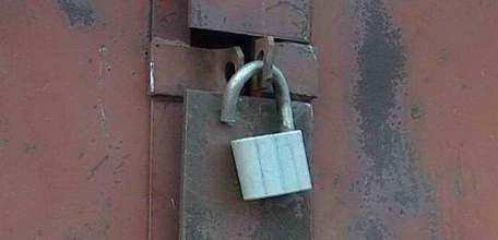 У ельчанки похитили из гаража принадлежащее ей имущество