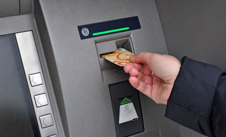Ельчанин лишился денег, не дождавшись выдачи купюр из банкомата