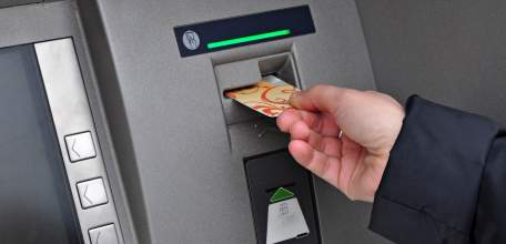 Ельчанин лишился денег, не дождавшись выдачи купюр из банкомата