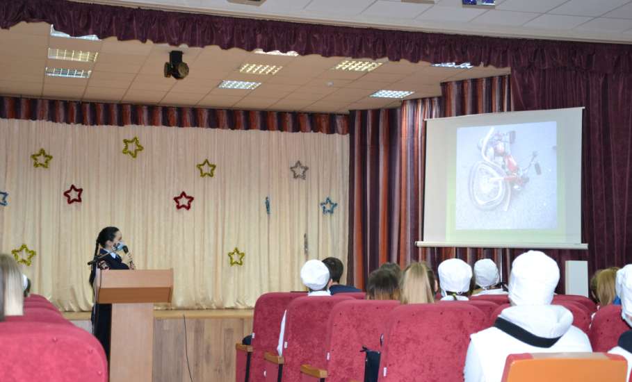 Сотрудники ГИБДД мероприятие "Краш–курс" для студентов елецкого медицинского колледжа