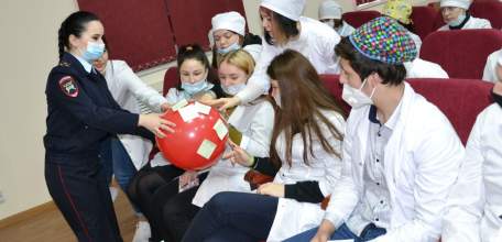 Сотрудники ГИБДД мероприятие "Краш&ndash;курс" для студентов елецкого медицинского колледжа