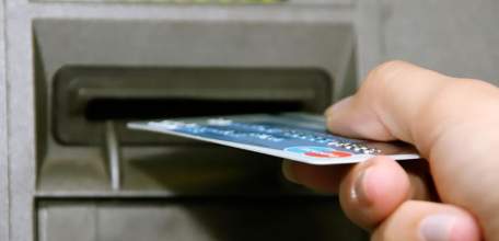 Ельчанин украл деньги знакомого с банковской карты