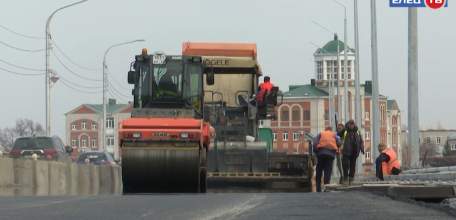 Успеть к сроку: в Ельце началось асфальтирование моста