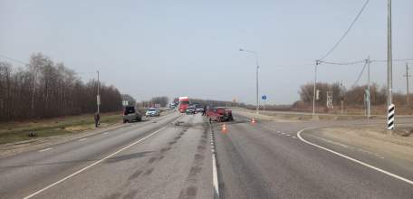 В Елецком районе игнорирование водителем запрещающего сигнала светофора завершилось ДТП