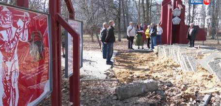 Ветераны комсомольского движения и специалисты администрации проверили ход работ в сквере Комсомольцев