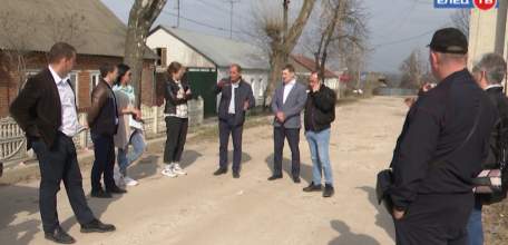 Хорошая новость с доставкой на дом: ремонт трёх улиц представители администрации Ельца обсудили с местными жителями