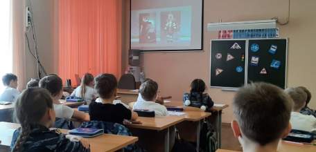 Сотрудники Госавтоинспекции провели урок дорожной безопасности с воспитанниками изостудии «Самоцветик» Дома пионеров и школьников