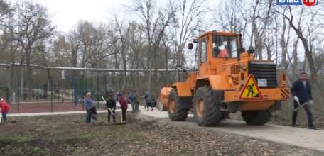 В Петровском парке прошел общегородской субботник