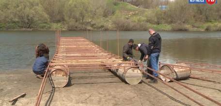 Для пешеходов и маломерных судов: на берегу Быстрой Сосны началась установка понтонного моста