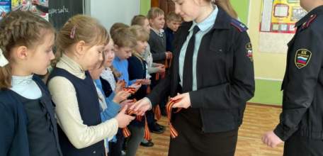 Сотрудники транспортной полиции провели патриотическую акцию «Георгиевская ленточка»