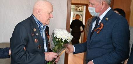 В Ельце ветеранам вручили подарки ко Дню Победы