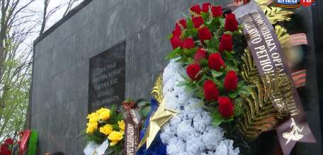 Герои живы, пока жива память о них: ельчане возложили цветы к Братской могиле на Старом кладбище