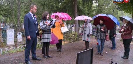 Митинг у могилы солдата-освободителя, автора надписи «Мы из Ельца» Бориса Сидельникова