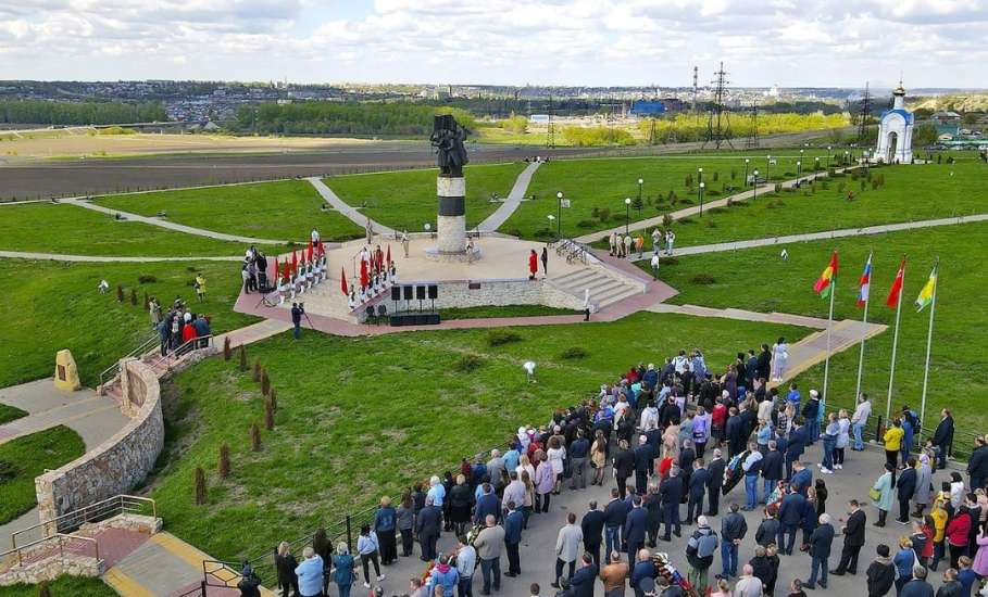 На территории военно-мемориального комплекса «Знамя Победы» состоялся торжественный митинг