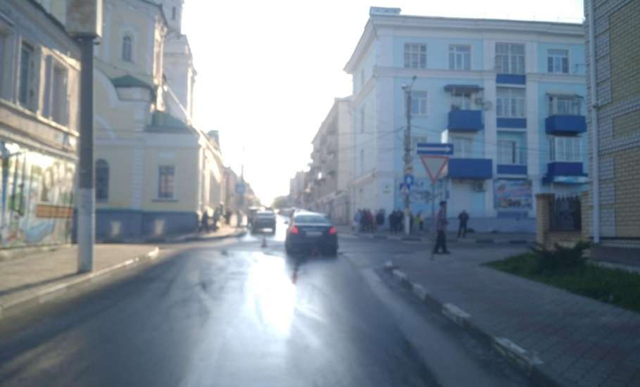 В Ельце после столкновения с иномаркой ВАЗ допустил наезд на пешеходов