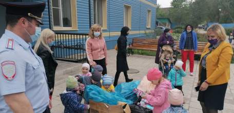 Сотрудники елецкой Госавтоинспекции посетили воспитанников елецкого Дома ребенка и реабелитационного центра «Седьмой Лепесток»