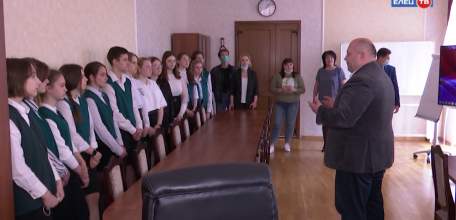 «Молодежь. Власть. Выборы»: елецкие старшеклассники побывали в гостях у первых лиц города и сразились в избирательной викторине