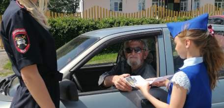 Отряд ЮИД из Елецкого района провел акцию «Письмо водителю» совместно с ГИБДД