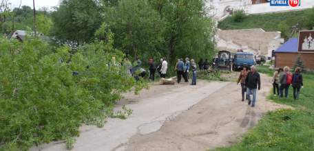 Первый совместный: представители администрации Ельца и Елецкого района вышли на субботник