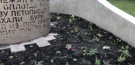 В Ельце, в сквере Бунина, посадили маленькие розы... Криво посадили...