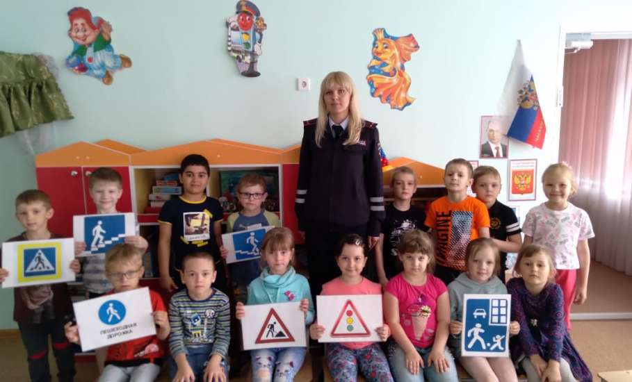 В Елецком районе сотрудники ГИБДД проводят беседы о необходимости соблюдения ПДД в детских садах