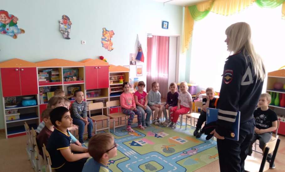 В Елецком районе сотрудники ГИБДД проводят беседы о необходимости соблюдения ПДД в детских садах