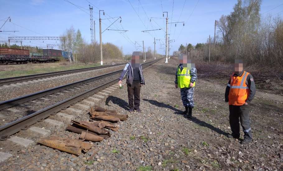 В Ельце транспортные полицейские пресекли кражу черного металла из железнодорожного полувагона