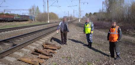 В Ельце транспортные полицейские пресекли кражу черного металла из железнодорожного полувагона