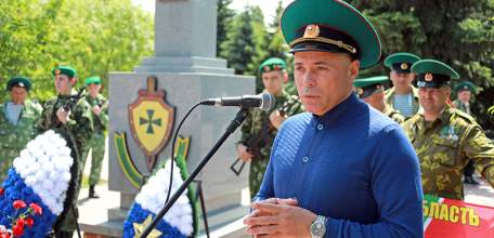 Игорь Артамонов поздравил ветеранов и военнослужащих с Днём пограничника