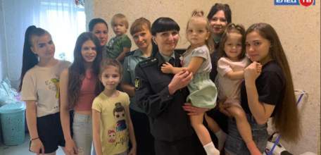 В городе Ельце проходит акция «Судебные приставы — детям»