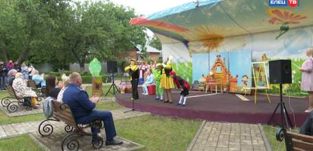 Праздник детства: реабилитационный центр «Седьмой лепесток» встречал гостей сказкой «Кошкин дом»