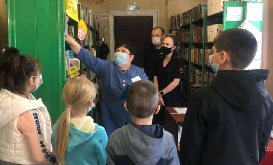 Сотрудники полиции Ельца посетили книжную выставку и пообщались со школьниками