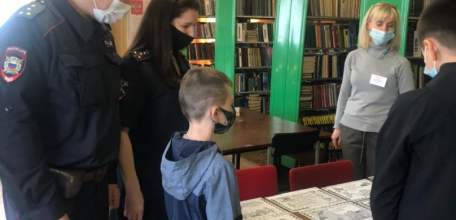Сотрудники полиции Ельца посетили книжную выставку и пообщались со школьниками