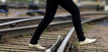 Проход по железнодорожным путям в неустановленном месте опасен для жизни!